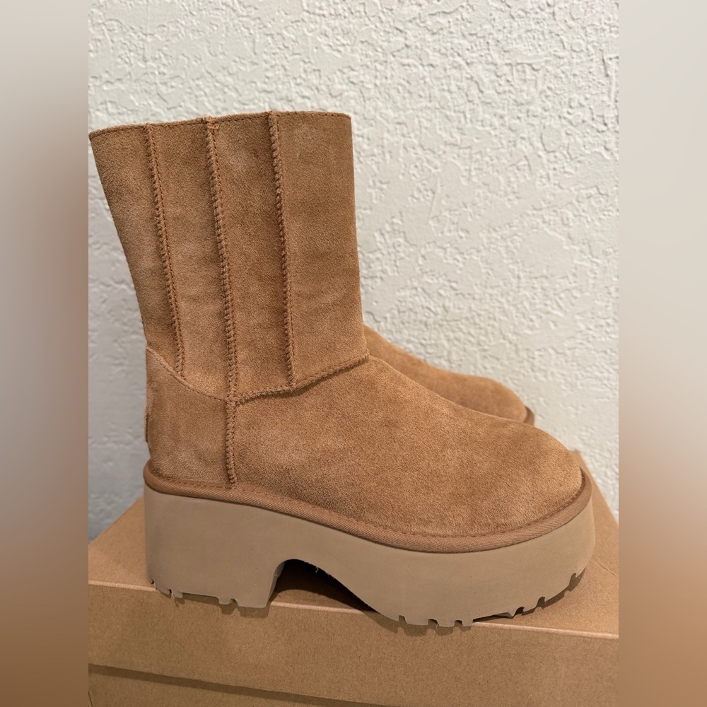 UGG women’s Classic Twin Seam New Heights Boots size 9 new no box